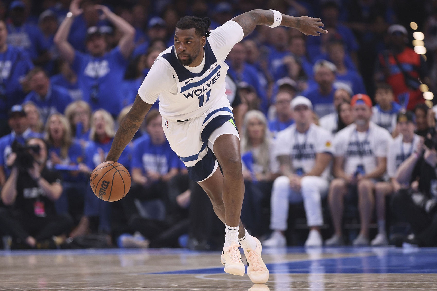 初露獠牙！里德正面突破双手暴扣 随后麦克丹尼尔斯反击空接再扣