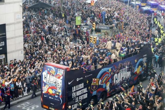 开云体育官网在线注册-巴萨巡游庆祝夺冠：数万人狂欢，梅西名字又成歌词