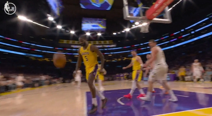 开云体育官方客服-太激动了😂？艾顿大帽约基奇 本来可以救的球不要了